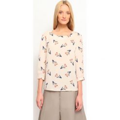 BLUZKA DŁUGI RĘKAW KLASYCZNA. Brązowe bluzki damskie Top Secret, w kwiaty, z tkaniny, eleganckie, z klasycznym kołnierzykiem, z długim rękawem. W wyprzedaży za 59,99 zł.