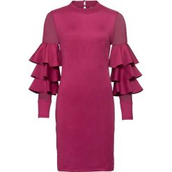 Sukienka z falbanami bonprix jeżynowo-czerwony. Różowe sukienki damskie bonprix, bez wzorów, eleganckie, bez kołnierzyka, bez rękawów. Za 45,99 zł.