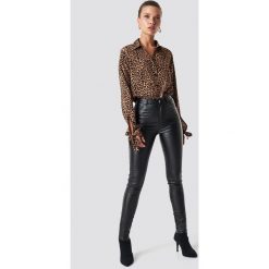 NA-KD Trend Spodnie z wysokim stanem Waxed - Black. Czarne spodnie z wysokim stanem marki NA-KD Trend, z jeansu. Za 161,95 zł.