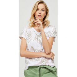 T-shirt z nadrukiem. Różowe bluzki damskie Moodo, xs, z nadrukiem, z bawełny, z dekoltem w serek. Za 44,99 zł.