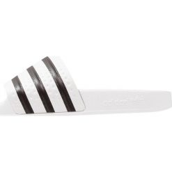 Adidas Originals ADILETTE Sandały kąpielowe white/black. Białe sandały damskie marki adidas Originals, z tworzywa sztucznego. Za 169,00 zł.