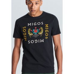 Koszulka migos - Czarny. Czarne koszulki męskie Cropp, s, bez wzorów, bez kołnierzyka, bez rękawów. Za 59,99 zł.