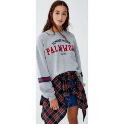 Bluza college z pasami na rękawach. Szare bluzy damskie Pull&Bear, bez wzorów, bez rękawów, bez kaptura. Za 89,90 zł.