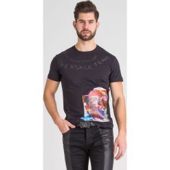 T-SHIRT VERSACE JEANS. Czarne t-shirty męskie Versace Jeans, s, z nadrukiem, z bawełny, z okrągłym kołnierzem. Za 363,30 zł.