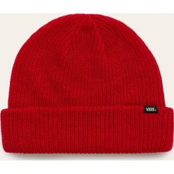 Vans - Czapka. Czerwone czapki damskie Vans, na zimę, bez wzorów, z dzianiny. W wyprzedaży za 79,90 zł.