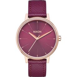 Zegarek kwarcowy "Kensington Leather" w kolorze bordowo-różowozłotym. Różowe, analogowe zegarki damskie Nixon, ze stali. W wyprzedaży za 169,95 zł.