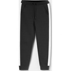 Joggery z kontrastowymi lampasami - Czarny. Czarne spodnie męskie Reserved, bez wzorów. Za 45,99 zł.