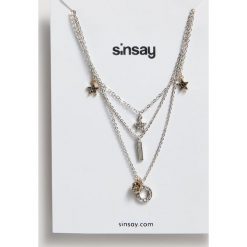 Naszyjnik z zawieszkami - Jasny szary. Szare naszyjniki damskie Sinsay. W wyprzedaży za 5,00 zł.