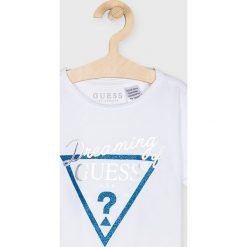 Guess Jeans - Top dziecięcy 118-175 cm. Białe bluzki dziewczęce Guess Jeans, z nadrukiem, z elastanu, z okrągłym kołnierzem, z krótkim rękawem, krótkie, bez kaptura. W wyprzedaży za 59,90 zł.