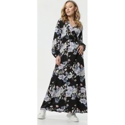 Czarna Sukienka Whitley. Czarne sukienki damskie Born2be, na randkę, s, w kwiaty, bez kołnierzyka, bez rękawów, długie, maxi, kopertowe. Za 89,99 zł.