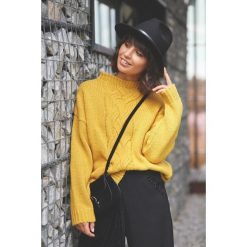 Sweter z warkoczem - miodowy. Pomarańczowe swetry damskie BE, s, bez wzorów, ze splotem, klasyczne, bez rękawów, bez kaptura. Za 149,00 zł.