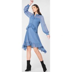 NA-KD Boho Sukienka z falbanką - Blue. Niebieskie sukienki damskie marki NA-KD Boho, bez wzorów, boho, ze stójką, z długim rękawem, długie, midi. W wyprzedaży za 60,88 zł.