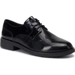 Półbuty CLARKS - Griffin Lane 261431144 Black Patent. Czarne półbuty damskie Clarks, bez wzorów, ze skóry ekologicznej, bez obcasa, na płaskiej podeszwie, bez zapięcia. W wyprzedaży za 259,00 zł.