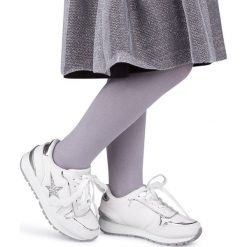 Buty sportowe dziecięce N/M E22-73 Białe. Białe buty dziewczęce sportowe N/M, z aplikacjami, z tworzywa sztucznego, na sznurówki. Za 59,00 zł.