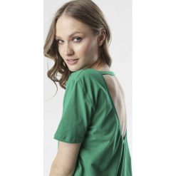 Zielony T-shirt Petotai. Zielone bluzki damskie Born2be, na co dzień, s, bez wzorów, z dzianiny, z okrągłym kołnierzem, z krótkim rękawem. Za 39,99 zł.