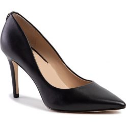 Szpilki GUESS - Bennie15 FL5BE5 LEA08 BLACK. Czarne półbuty damskie Guess, z aplikacjami, ze skóry ekologicznej, eleganckie, bez obcasa, na obcasie, bez zapięcia. Za 589,00 zł.