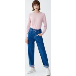 Luźne jeansy z wysokim stanem. Niebieskie jeansy damskie marki Pull&Bear, z podwyższonym stanem. Za 109,00 zł.