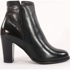 BOTKI DAMSKIE ACO 3296 CZA. Botki damskie ACORD, ze skóry, bez obcasa, bez zapięcia. Za 209,00 zł.