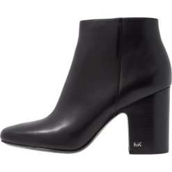 MICHAEL Michael Kors ELAINE Ankle boot black. Czarne botki damskie skórzane marki MICHAEL Michael Kors, przed kolano, na wysokim obcasie. Za 899,00 zł.