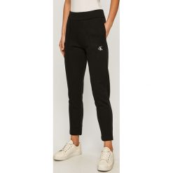 Calvin Klein Jeans - Spodnie. Czarne spodnie damskie Calvin Klein Jeans, s, z nadrukiem, z bawełny. Za 449,90 zł.