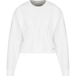 Bluza Calvin Klein Jeans J20J211599. Białe bluzy damskie Calvin Klein Jeans, m, bez wzorów, z bawełny, bez rękawów, bez kaptura. W wyprzedaży za 229,00 zł.