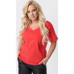 Czerwony T-shirt Genilin. Czerwone bluzki damskie Born2be, na co dzień, xl, bez wzorów, z dzianiny, klasyczne, z klasycznym kołnierzykiem, z krótkim rękawem. Za 29,99 zł.