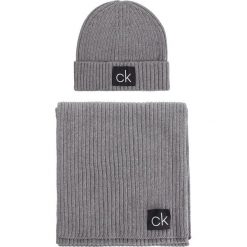 Zestaw Szalik i Czapka CALVIN KLEIN - Basic Rib Scarf & Beanie K50K504107 013. Szare czapki męskie marki Calvin Klein, bez wzorów, z bawełny. W wyprzedaży za 279,00 zł.