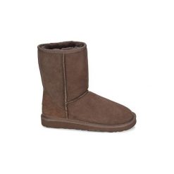 Śniegowce UGG Classic Short. Pomarańczowe śniegowce damskie marki Ugg. Za 823,30 zł.