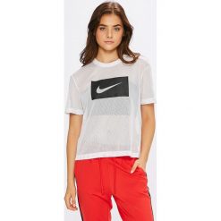 Nike Sportswear - T-shirt. Białe t-shirty damskie marki Nike Sportswear, xl, z nadrukiem, z poliesteru, z okrągłym kołnierzem. W wyprzedaży za 99,90 zł.
