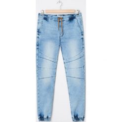 Denimowe spodnie jogger slim - Niebieski. Niebieskie spodnie męskie House, bez wzorów, z jeansu. Za 139,99 zł.