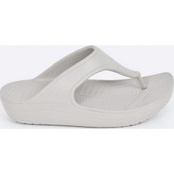 Crocs - Japonki. Brązowe klapki damskie Crocs, bez wzorów, z materiału, bez obcasa, na platformie. W wyprzedaży za 99,90 zł.