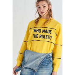 Bluza z kontrastowym zdobieniem - Żółty. Żółte bluzy damskie marki Sinsay, s, z aplikacjami, bez rękawów, bez kaptura. Za 49,99 zł.