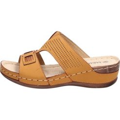 Beżowe klapki, buty damskie SABATINA 14401. Brązowe klapki damskie Sabatina, bez wzorów, na wysokim obcasie, na obcasie. W wyprzedaży za 79,00 zł.