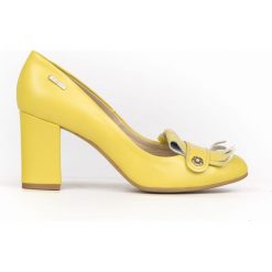 Czółenka z frędzlami - skóra naturalna - model 043 - kolor bananowy. Żółte czółenka damskie Zapato, na co dzień, bez wzorów, z jeansu, z okrągłym noskiem, bez obcasa, na obcasie. Za 319,00 zł.