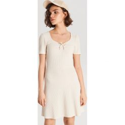 Sukienka mini z marszczeniem - Beżowy. Brązowe sukienki damskie Cropp, s, bez wzorów, bez kołnierzyka, bez rękawów, mini. Za 49,99 zł.