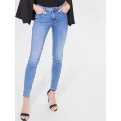 Jeansy skinny long length - Niebieski. Niebieskie jeansy damskie Mohito. Za 119,99 zł.