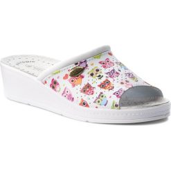 Klapki SANITAL-FLEX - 698/I Owls. Białe klapki damskie marki Sanital-Flex, ze skóry, na obcasie. Za 99,00 zł.