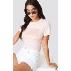 Calvin Klein T-shirt Institutional Satin Box Logo Regular - Pink. Różowe t-shirty damskie marki Calvin Klein, z klasycznym kołnierzykiem. Za 202,95 zł.