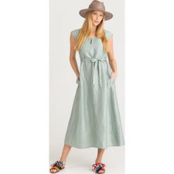 SUKIENKA GORDON Weekend Max Mara. Zielone sukienki damskie Weekend Max Mara, na co dzień, w paski, z tkaniny, z okrągłym kołnierzem, bez rękawów, midi, proste. Za 857,40 zł.