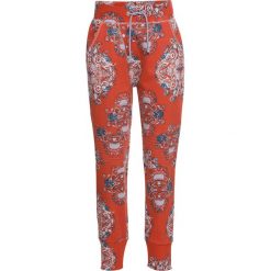 Spodnie dresowe bonprix cynamonowy wzorzysty. Czerwone spodnie damskie bonprix, z dresówki. Za 84,99 zł.