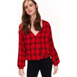 Luźna bluzka w kratę. Czerwone bluzki damskie Top Secret, bez wzorów, z jeansu, z dekoltem w serek, z długim rękawem. W wyprzedaży za 39,99 zł.