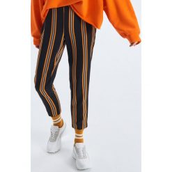 Spodnie jogger tailoring - Czarny. Czarne spodnie damskie marki Cropp. Za 89,99 zł.