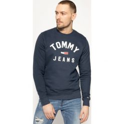 Bluza Tommy Jeans Essential Logo DM0DM07024. Niebieskie bluzy męskie Tommy Jeans, s, bez wzorów, z jeansu, bez kołnierzyka, bez rękawów, bez kaptura. W wyprzedaży za 249,00 zł.