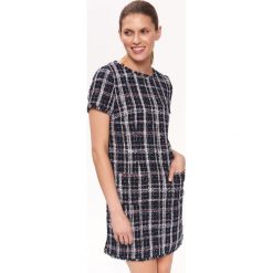 Sukienka z grubszej tkaniny. Żółte sukienki damskie Top Secret, na lato, bez wzorów, z tkaniny, eleganckie, bez kołnierzyka, z krótkim rękawem, krótkie, mini, dopasowane. W wyprzedaży za 79,99 zł.