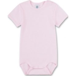 Body w kolorze jasnoróżowym. Różowe body niemowlęce Sanetta, w paski, z bawełny, bez rękawów. W wyprzedaży za 17,95 zł.