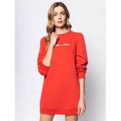 Sukienka dzianinowa Tommy Jeans Tjw Heart Logo DW0DW07592. Czerwone sukienki damskie Tommy Jeans, xl, bez wzorów, z jeansu, bez kołnierzyka, bez rękawów. W wyprzedaży za 269,00 zł.