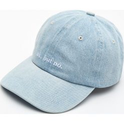 Jeansowa czapka z daszkiem -. Czapki damskie Cropp, bez wzorów, z jeansu. W wyprzedaży za 9,99 zł.