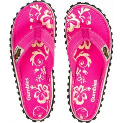 Gumbies - Japonki Islander Pink Hibiscu. Różowe klapki damskie Gumbies, w paski, z bawełny, bez obcasa, na obcasie. Za 119,90 zł.