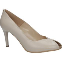 Beżowe czółenka szpilki skórzane peep toe Casu 7050/203. Brązowe czółenka damskie Casu, bez wzorów, z otwartym noskiem, bez obcasa, na szpilce. Za 248,99 zł.