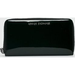 Armani Exchange - Portfel. Czarne portfele damskie marki Armani Exchange, l, z materiału, z kapturem. W wyprzedaży za 399,90 zł.